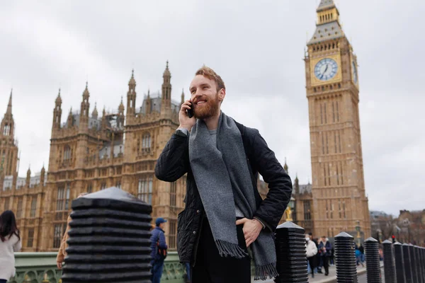 Szczęśliwy Brodaty Mężczyzna Rozmawiający Przez Telefon Stojąc Tle Wieży Big — Zdjęcie stockowe