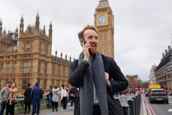 Сміливий Чоловік Розмовляє Телефону Стоячи Навпроти Вежі Великого Бена Вестмінстерському — стокове фото