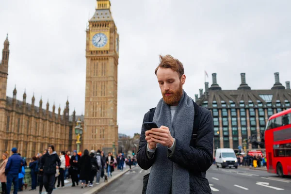 Portret Skupionego Mężczyzny Smartfonem Rękach Tle Londyńskiej Wieży Big Bena — Zdjęcie stockowe
