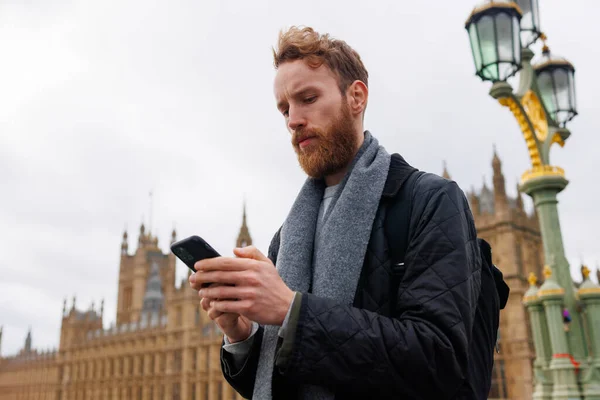 Poważny Brodaty Mężczyzna Smartfonem Rękach Ulicy Londynu — Zdjęcie stockowe