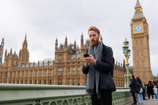 Mężczyzna Używa Smartfona Stojąc Westminster Bridge Londynie Big Ben Tle — Zdjęcie stockowe