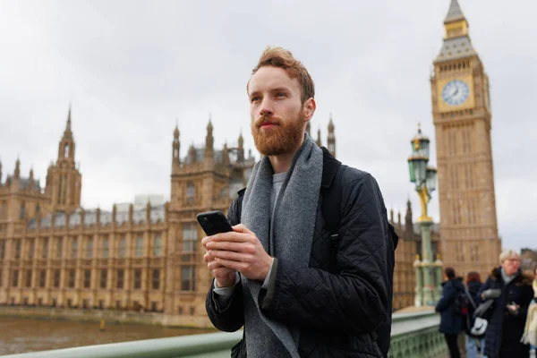 Poważny Brodaty Mężczyzna Smartfonem Londyńskiej Ulicy — Zdjęcie stockowe