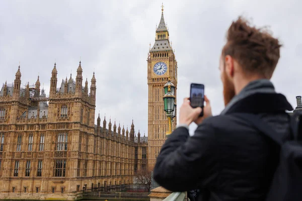 Człowiek Robi Zdjęcie Big Ben Pałacu Westminster Smartfonie Londynie Podróże — Zdjęcie stockowe