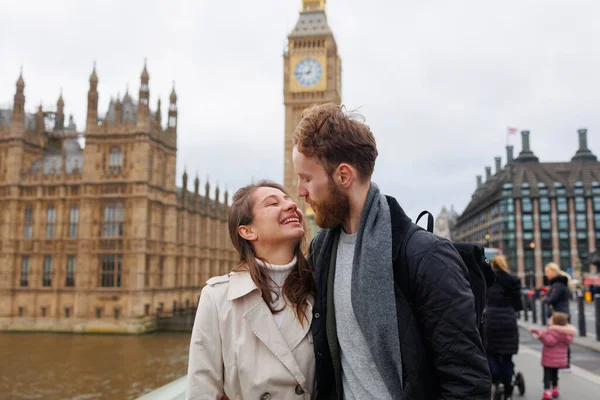 Junges Paar Küsst Sich Vor Dem Hintergrund Des Big Ben — Stockfoto