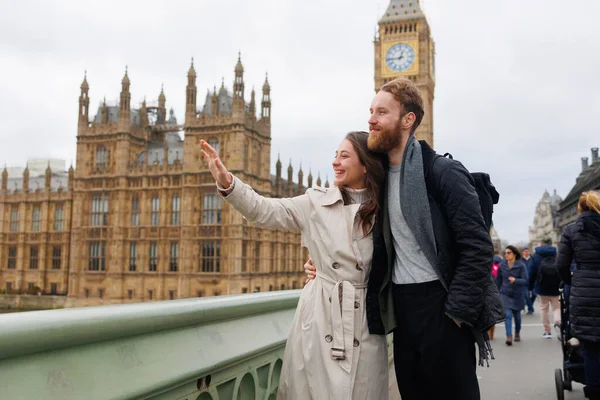 Junges Paar Schaut Sich Berühmte Orte London — Stockfoto