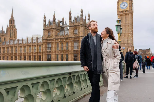 Glückliches Paar Junger Reisender Auf Der Westminster Bridge Mit Bin — Stockfoto