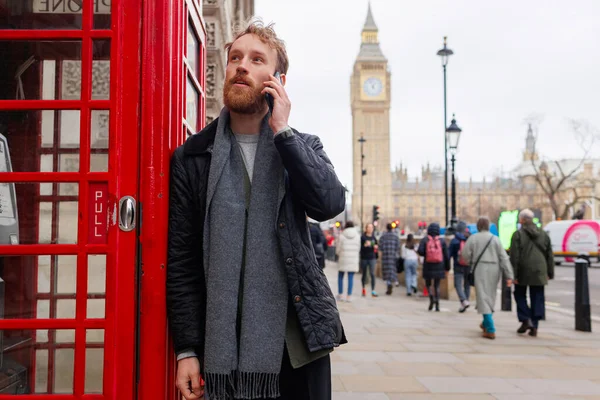 Stylowo Ubrany Brodaty Mężczyzna Rozmawiający Smartfonie Stojąc Przy Słynnej Londyńskiej — Zdjęcie stockowe