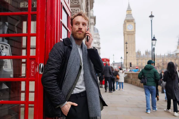 Stylowo Ubrany Brodaty Mężczyzna Rozmawiający Smartfonie Stojąc Przy Słynnej Londyńskiej — Zdjęcie stockowe