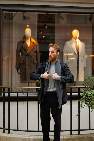 Портрет Стильного Бородатого Чоловіка Тлі Елегантного Вікна Магазину Одягу — стокове фото