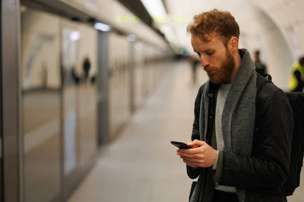 Człowiek Pomocą Smartfona Peronie Stacji Metra Podczas Oczekiwania Pociąg — Zdjęcie stockowe