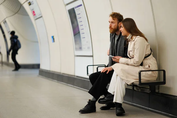 Couple Sitting Subway Station Bench — Stock Photo, Image