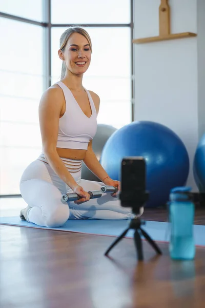 Gesundheitsbewusstes Mädchen Filmt Yoga Workout Handy — Stockfoto