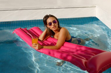 Güneşli Günler ve Pembe Şamandıralar: Havuz Eğlenen Güzel Kadın Zamanı