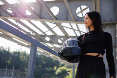 Esmer Zarafet: Siyah Kıyafet ve Miğfer