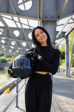 İsyanı Kucaklayan: Kasklı Esmer