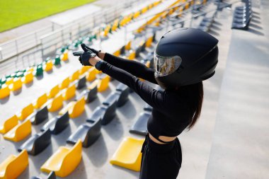 Miğferli Cazibe: Kentsel Tarzlı Genç Kadın