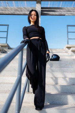 Âsi Zarafet: Siyah Giyen Esmer 'in Portresi