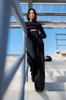 Cesur ve Güzel: Motosikletli Esmer