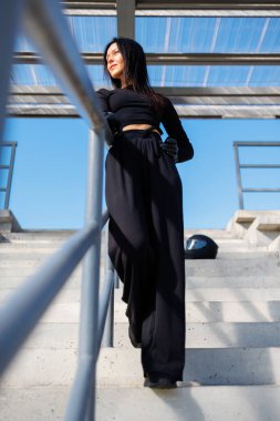 Yol Savaşçısı: şık Esmer ve Miğferi