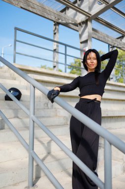 Koyu renk Zarafet: Esmer Miğferli Güzel