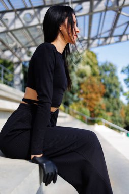 Esmer kadın siyah kıyafeti