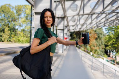 Stadyum atmosferinde şık spor kıyafetleri