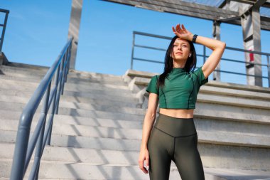 Aktif Yaşam Tarzı: Stadyumda Atletik Kadın