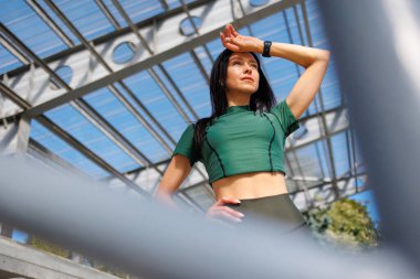 Sportif Esmer, stadyumda egzersiz yapıyor.