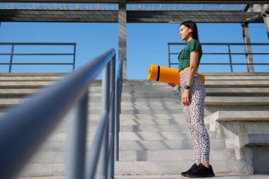 Spor Giyim 'deki Dinamik Genç Kadın Mat Egzersizi ile