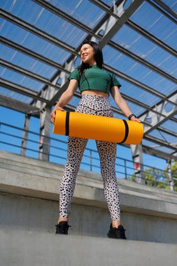 Egzersiz Euphoria: Stadyumda Mat ile genç bayan