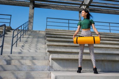 Dikkatli Hareket: Stadyum Ambiansı 'nda Yoga Matı Seansı