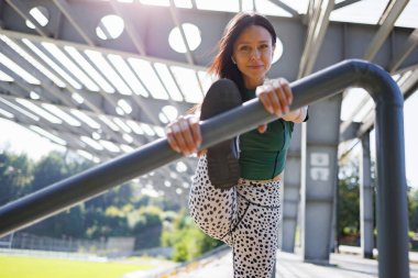 Stadyum Esneme Rutini: Genç Esmer Egzersizi