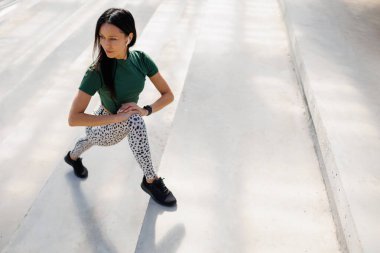 Genç Fitness Stadyumda Heyecanlı Bacak Germe