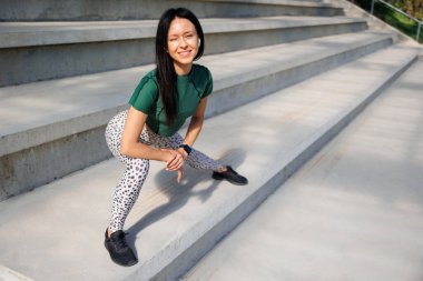 Athletic Meydanı 'nda esnek esmer bacaklar.