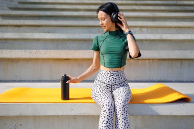 Sporty Tranquility: Stadyumdaki Esmer Müzikten Zevk Alma
