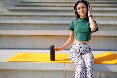 Stadyum Zen: Müzikli Yoga Mat 'te Atletik Kadın