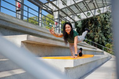 Vitality in Motion: Esmer Yürüyen Stadyum Bacağı Hareketleri