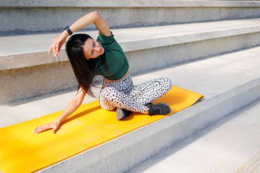 Sağlık ve Sağlık: Spor Stadyumunda Yoga Esnemeleri