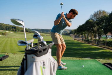 Sürüş Sanatı: Hareketli Genç Golfçü