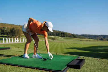 Golf sahasında Serene Tee-off anları