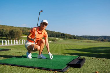 Bir Golfçünün Hassasiyeti: Topu Tee 'ye Ayarlamak