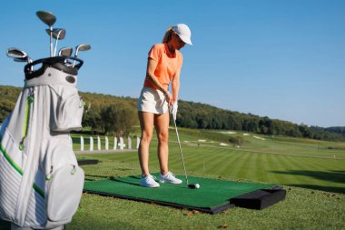 Enerjik Vuruş: Genç Golfçü Tarzıyla Başladı