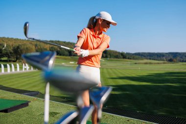 Bir Golfçünün Yetenekli Açılış Hamlesi