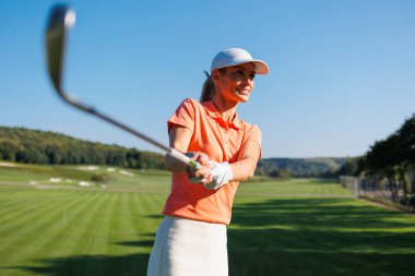 Golfçü Güzel: Güçlü bir Tee-Off 'un Sanatkarlığı