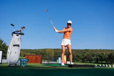 Fırlatma Başarı: Bir Golfçünün Açılış Vuruşu