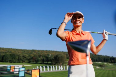 Golf Coşkusu Yeşiller Üzerinde Çalışıyor