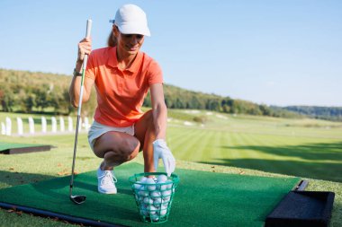 Tarzıyla Teeing Off: Genç bayan golfçü