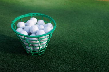 Sportif Zarafet: Golf Toplarıyla dolu Bir Sepet