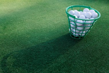 Yeşiller Galerisi: Golf Topları Oynamaya Hazır