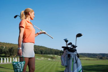 Golf Yaşam Tarzı: Klüp Çantalı Aktif Genç Bayan